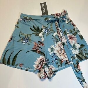 Boohoo women’s tropical print high waisted shorts. Size 8. NWT